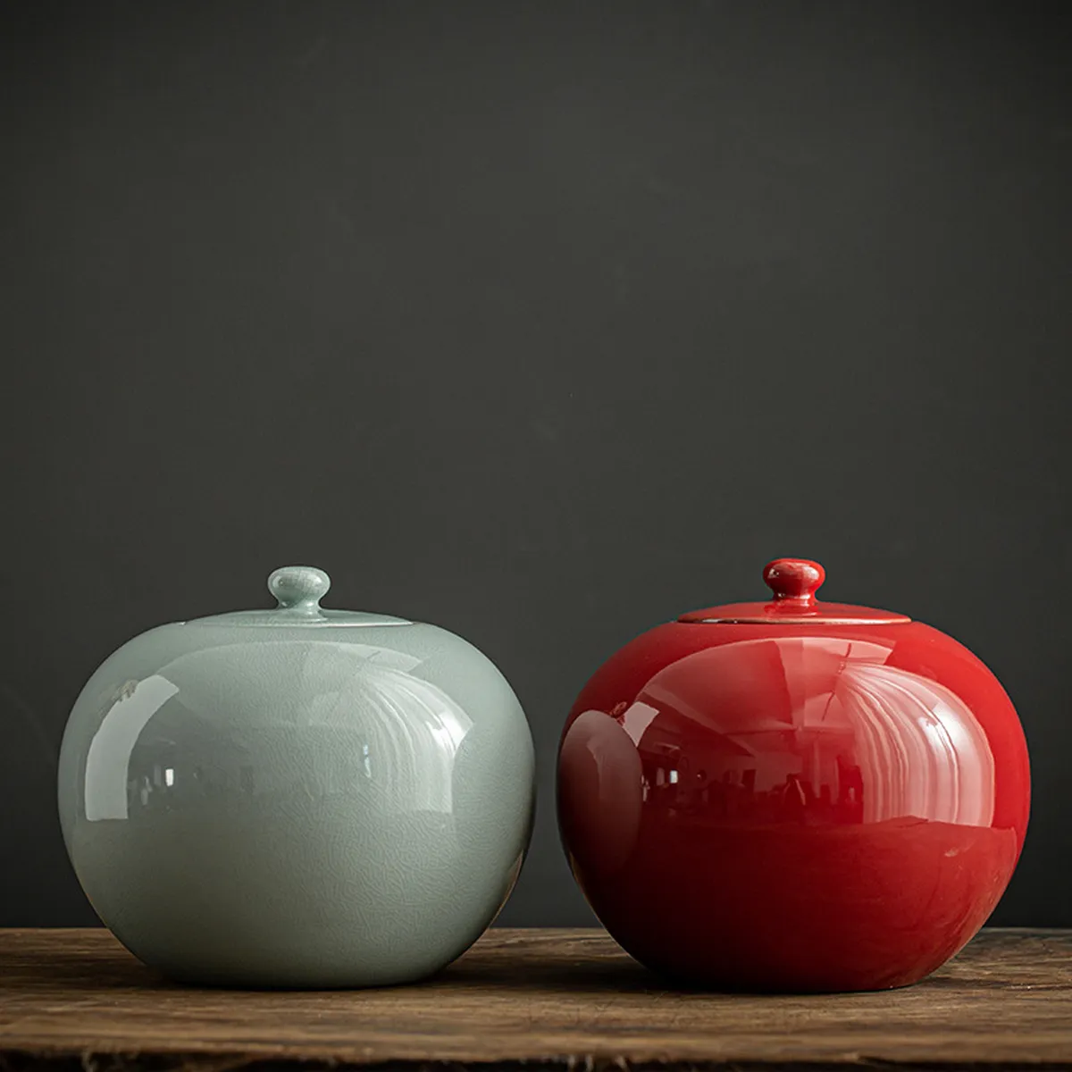 Both colours of the tea jar: crackled celadon and red