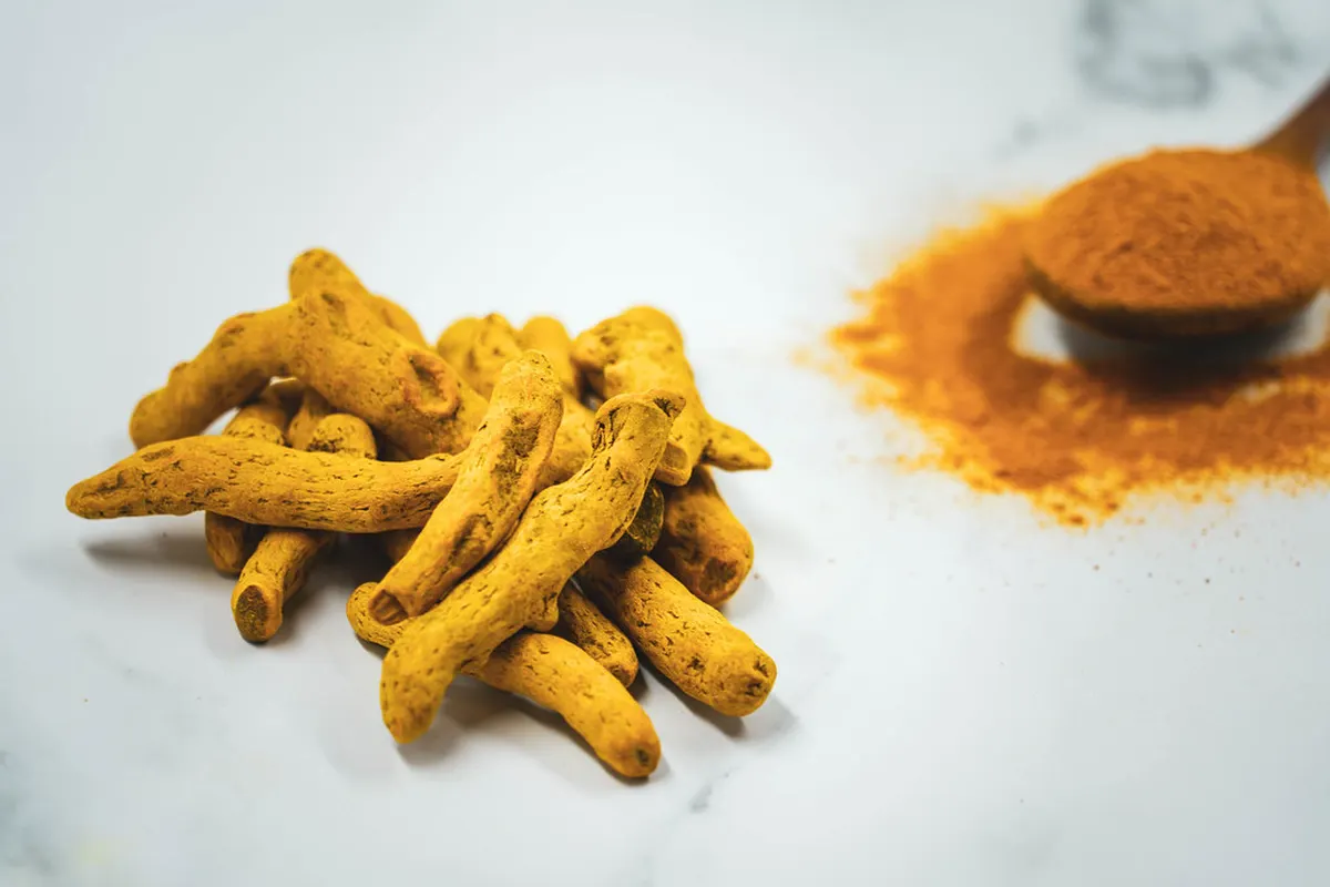 Turmeric roots and ground turmeric